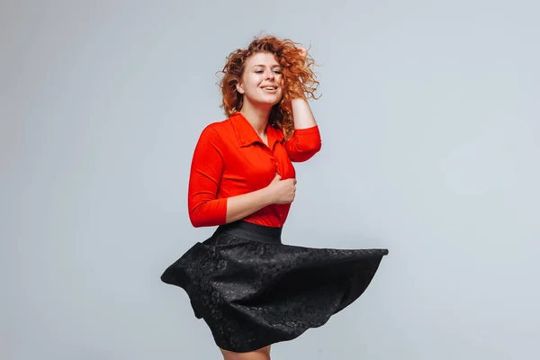 El viento levanta su falda pelirroja chica en blusa roja —  Fotos de Stock