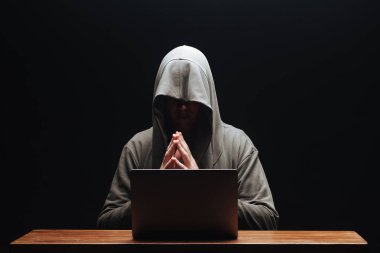 Dizüstü bilgisayarı olan bir hacker suçu planladı.