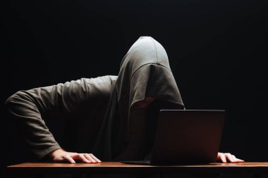 Dizüstü bilgisayarı olan bir hacker suçu planladı.