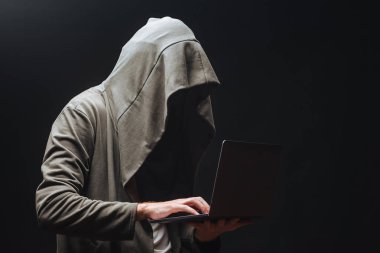 Hacker geceleri sistemi hacklediyor.