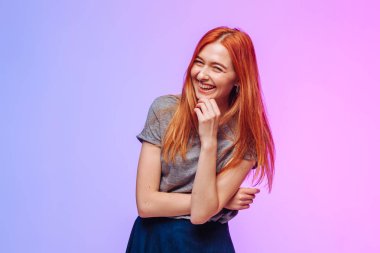 Kızıl saçlı kız gülüyor ve seviniyor.