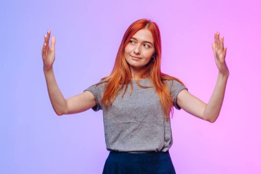Kızıl saçlı kız elleri büyük gösteriyor.