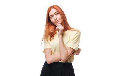 Kızıl saçlı kız beyaz tenli düşünüyor.