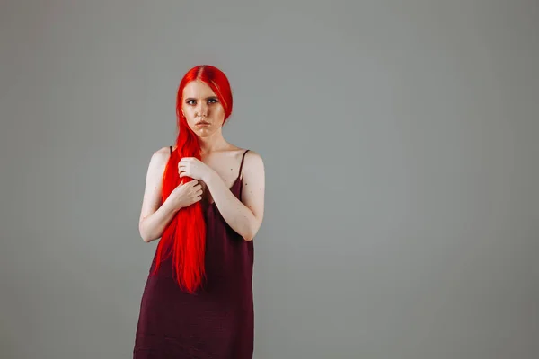 Ritratto di una ragazza con i capelli lunghi rossi — Foto Stock