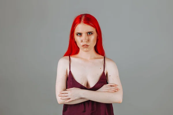 Ritratto di una ragazza con i capelli lunghi rossi — Foto Stock