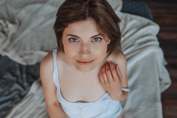 침대에서 큰 파란 눈을 가진 귀여운 소녀의 초상화 — 스톡 사진