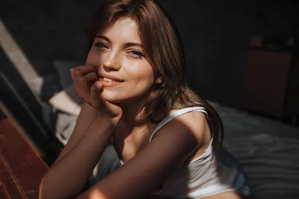 Retrato de uma garota bonita na parte da manhã pela janela na cama — Fotografia de Stock