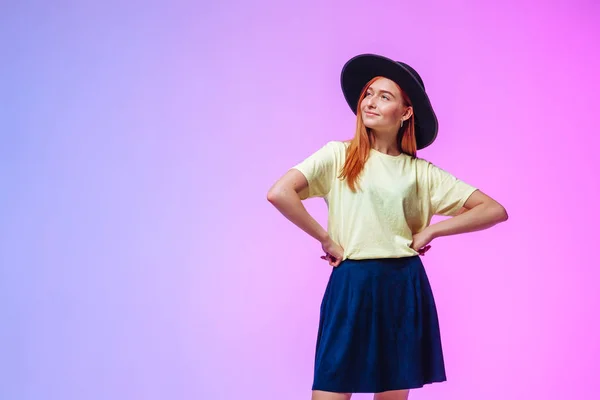 Chica pelirroja de confianza en sombrero en azul brillante-rosa gradiente espalda —  Fotos de Stock