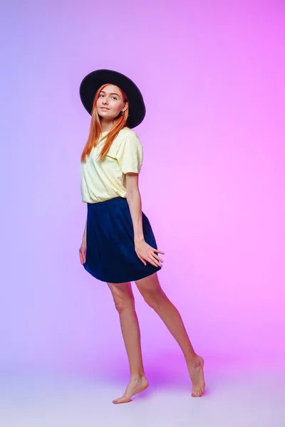 Zrzka dívka v klobouku na modro-růžové gradient pozadí — Stock fotografie