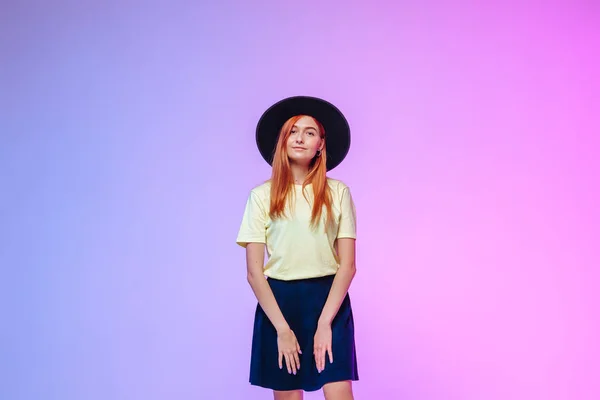 Pelirroja en sombrero sobre fondo degradado azul-rosa —  Fotos de Stock