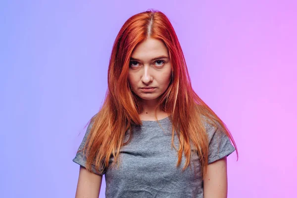 Red-haired girl in a gray t-shirt dissatisfied — Stock Photo, Image