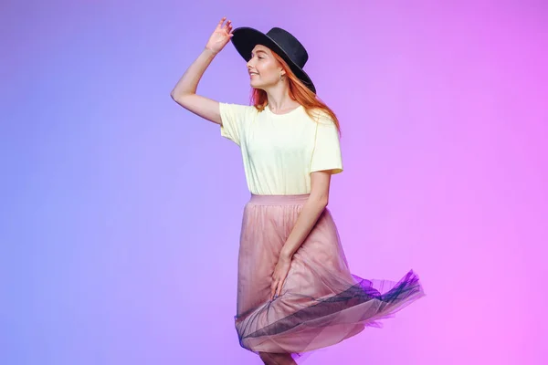 Chica pelirroja en el viento sostiene un sombrero —  Fotos de Stock