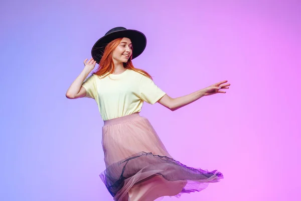 Chica pelirroja en el viento sostiene un sombrero —  Fotos de Stock