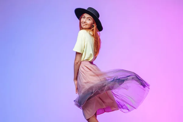 Chica pelirroja en el viento en una falda voladora en un sombrero —  Fotos de Stock