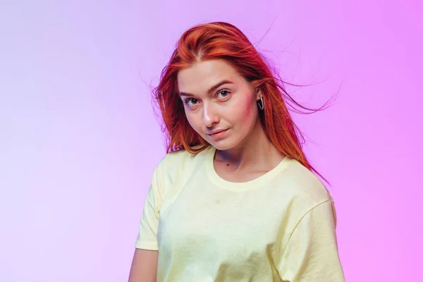 Ragazza dai capelli rossi in posa su uno sfondo colorato — Foto Stock