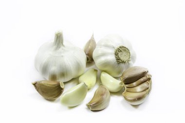 Beyaz arka plan ile sarımsak
