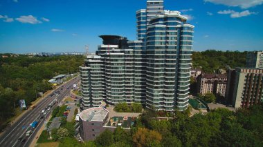 Havadan panoramik uçan geri cam duvarlar ile binadan. Yatay görünüm. Yukarıdan. Kiev ve Dinyeper Nehri Cityscape görünümü, Ukrayna