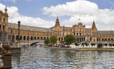 İspanyolca (Plaza de Espana) Meydanı'nda bir güzel yaz günü, İspanya Sevilla