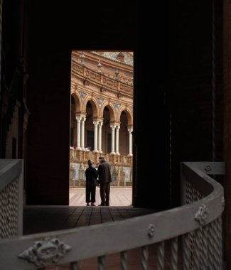 İspanyolca (Plaza de Espana) Meydanı'nda bir güzel yaz günü, İspanya Sevilla