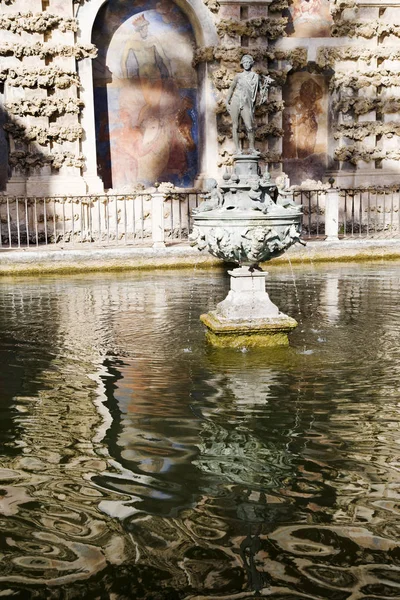 Çeşme gerçek Alcazares de Sevilla, İspanya