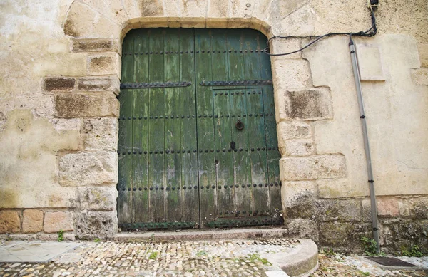 Rustykalny Zielony Drzwi Kutego Żelaza Nity Sepúlveda Segovia Hiszpania — Zdjęcie stockowe