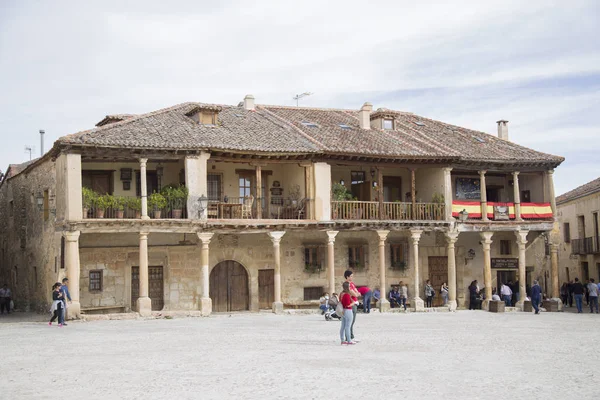 Pedraza, Segovia, İspanya; 10 Ekim 2018: Pedraza ana kare bir yaz da turist