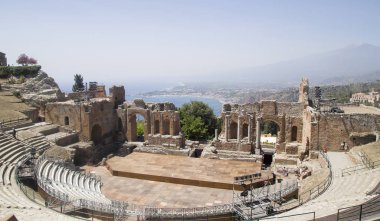 Taormina Yunan Tiyatrosu ile Sicilya, Ital arkadaki Mount Etna Yanardağı yasaktır