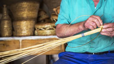 Hasır sepet yapmak için çalışan eller, tipik Kastilya, Kastilya y Leon, İspanya