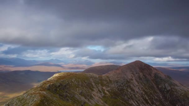 スコットランドの風景 スコットランドのハイランド地方 Uhd でグレンコーに Buachaille Etive 山越え曇り空 — ストック動画