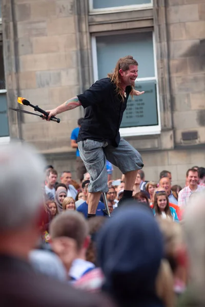 Edinburgh Scotland Aug 2014 Street Entertainer Balances Unicycle Juggles Burning — Stock Photo, Image