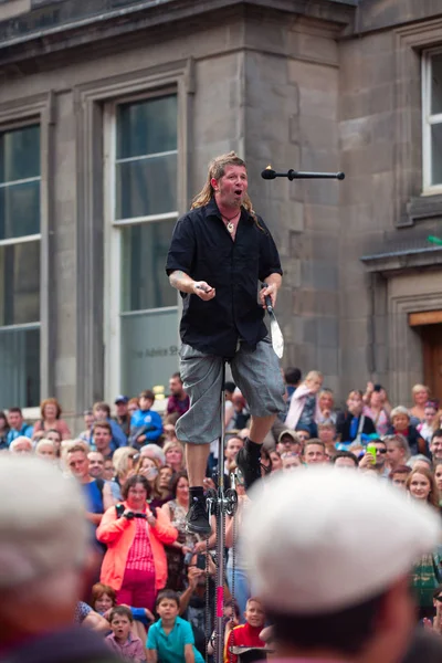 Edinburgh Skottland Aug 2014 Gatan Underhållare Balanserar Enhjuling Och Jonglerar — Stockfoto