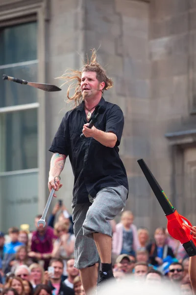 爱丁堡 苏格兰 2014年8月5日 在爱丁堡国际边缘节期间 独轮车和变戏法的街头艺人在皇家大道上用燃烧的火炬 扳手和军刀进行平衡 — 图库照片