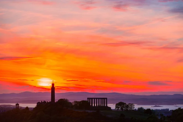 Σιλουέτα Του Μνημεία Calton Hill Στο Όμορφο Ουρανό Φόντο Εδιμβούργο — Φωτογραφία Αρχείου