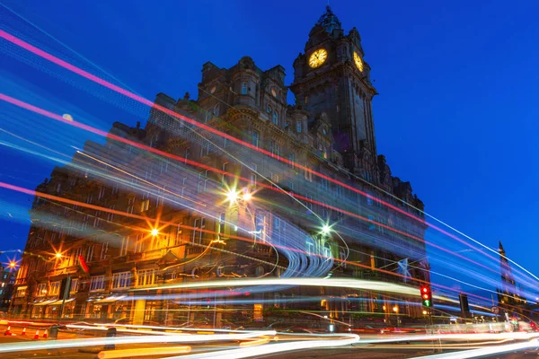 Edinburgh Der Nacht Szene Mit Lichterkette Von Hochfahrzeugen Auf Prinzessinnenstraße — Stockfoto