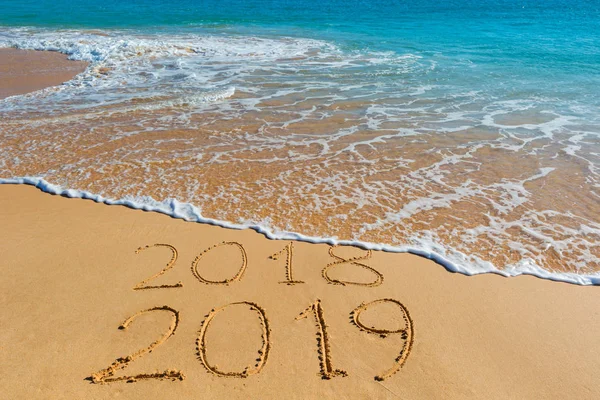 2018 Iscrizione 2019 Scritta Sulla Sabbia Gialla Bagnata Lavata Con — Foto Stock