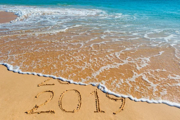 2018 2019 Inschrift Geschrieben Den Nassen Gelben Strand Sand Der — Stockfoto