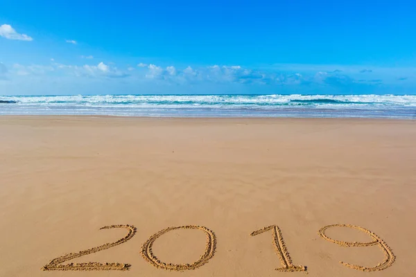 2019 碑文を濡れた黄色の砂浜に書かれました 新しい年を祝うの概念 — ストック写真
