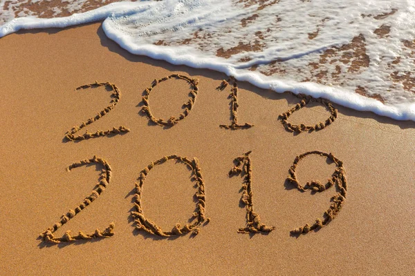 2018 2019 Inschrift Geschrieben Den Nassen Gelben Strand Sand Der — Stockfoto