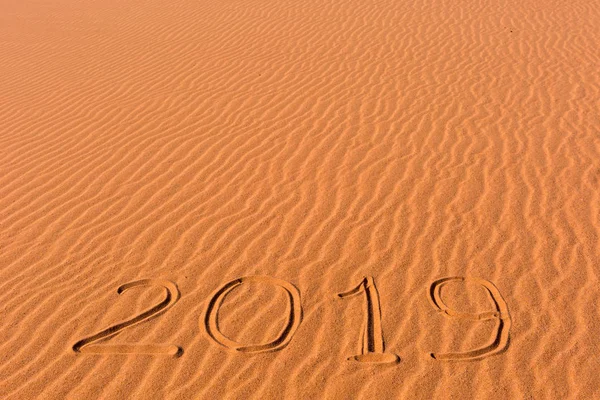 2019 碑文を書かれた黄金の波状ビーチの砂丘 いくつかのエキゾチックな場所で新しい年を祝うの概念 — ストック写真