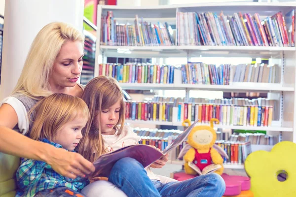 Madre Con Bambina Ragazzo Leggono Libro Insieme Famiglia Felice Concetto — Foto Stock