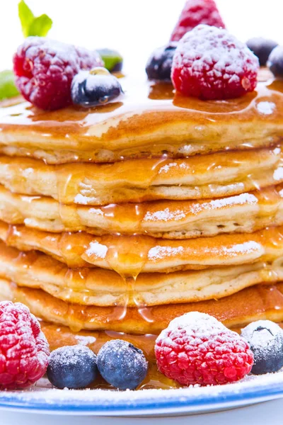 Pile Pancakes Blueberries Raspberries Sprinkled Icing Sugar Poured Honey Breakfast — Stock Photo, Image