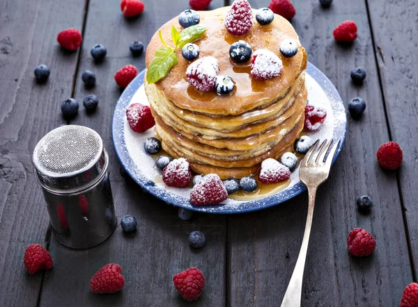 Pile Pancakes Blueberries Raspberries Sprinkled Icing Sugar Poured Honey Breakfast — Stock Photo, Image