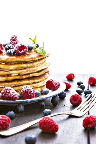 Pile Pancakes Blueberries Raspberries Sprinkled Icing Sugar Poured Honey Breakfast — Stock Photo, Image