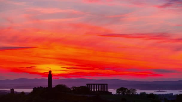 Σιλουέτα Του Μνημεία Calton Hill Στο Όμορφο Ουρανό Φόντο Εδιμβούργο — Αρχείο Βίντεο