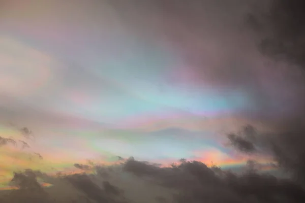 Pintoresco Cielo Vibrante Colorido Dramático Con Nubes Arco Iris Pequeños — Foto de Stock