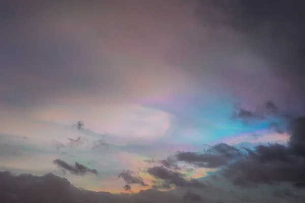 Pintoresco Cielo Vibrante Colorido Dramático Con Nubes Arco Iris Pequeños — Foto de Stock