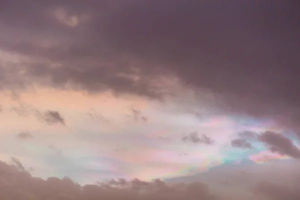 Pintoresco Cielo Vibrante Colorido Dramático Con Nubes Arco Iris Pequeños — Foto de Stock