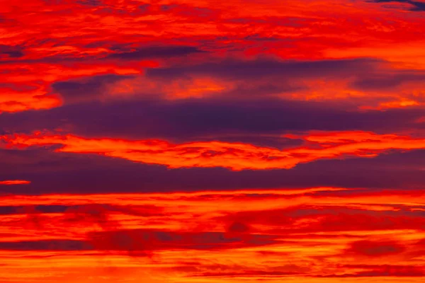 Pittoreska Dramatiska Färgglada Pulserande Solnedgång Himlen Med Moln — Stockfoto