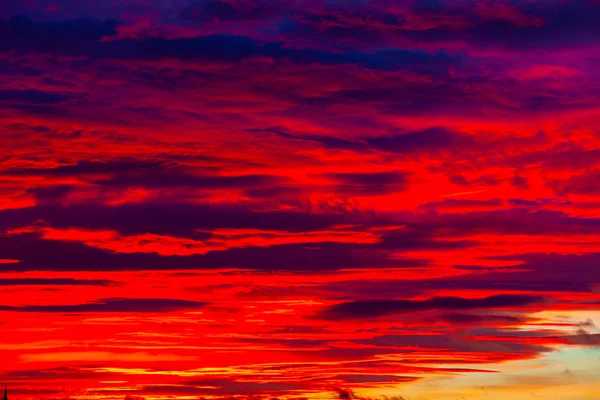 Живописное Яркое Яркое Яркое Небо Заката Облаками — стоковое фото