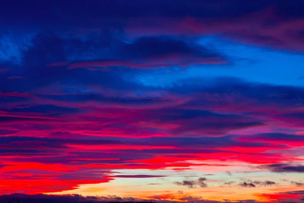 Pittoreska Dramatiska Färgglada Pulserande Solnedgång Himlen Med Moln — Stockfoto